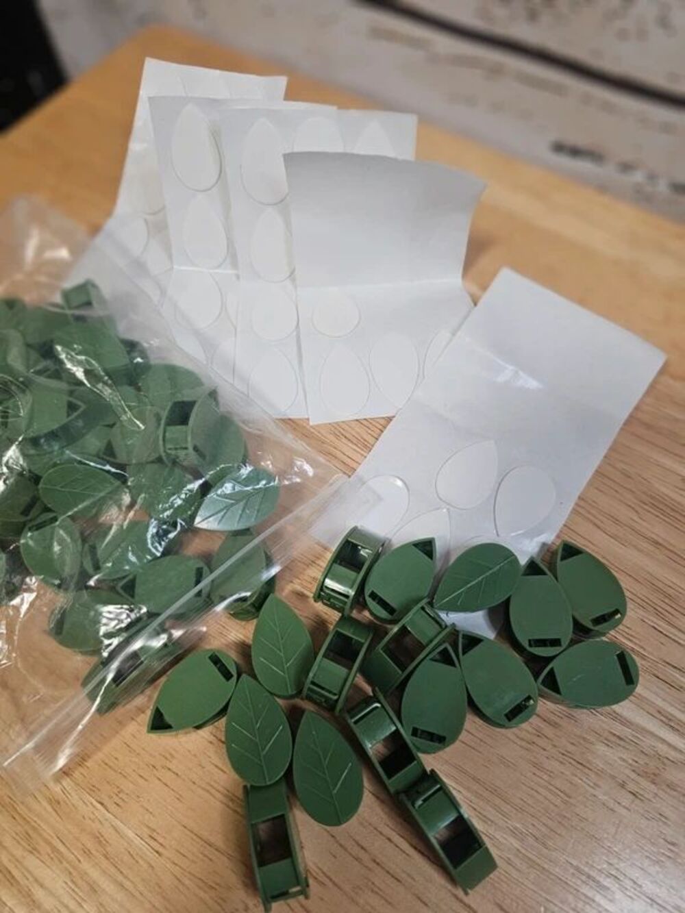 Green Leaf Vine Training Clips Plant Support Clamps